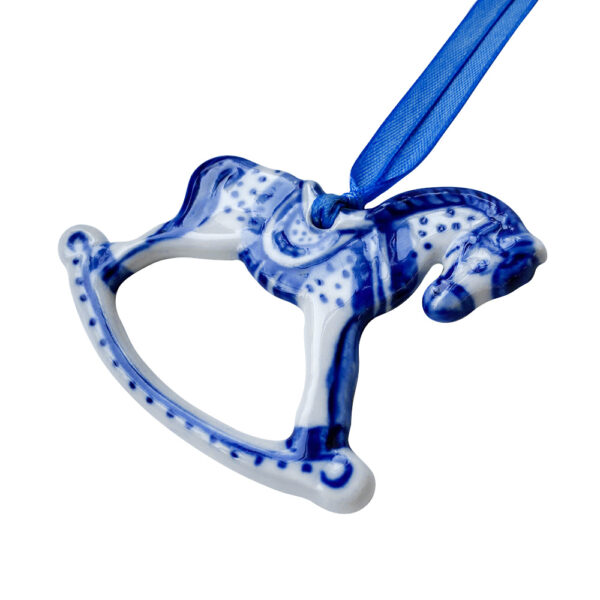 Ёлочная игрушка Лошадка качалка бело синяя из коллекции Щелкунчик