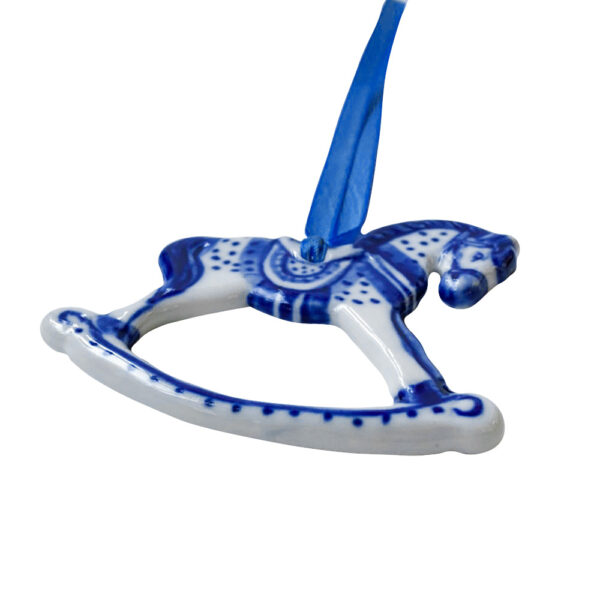Ёлочная игрушка Лошадка качалка бело синяя из коллекции Щелкунчик