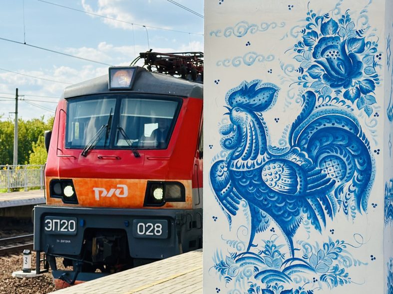 Stantsiya gzhel odelas belo sinimi uzorami[1]