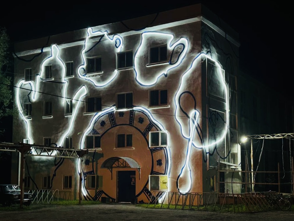 Svetovoy art manifest na gzhelskom farforovom zavode poyavilsya mural vyskazyvanie[1]